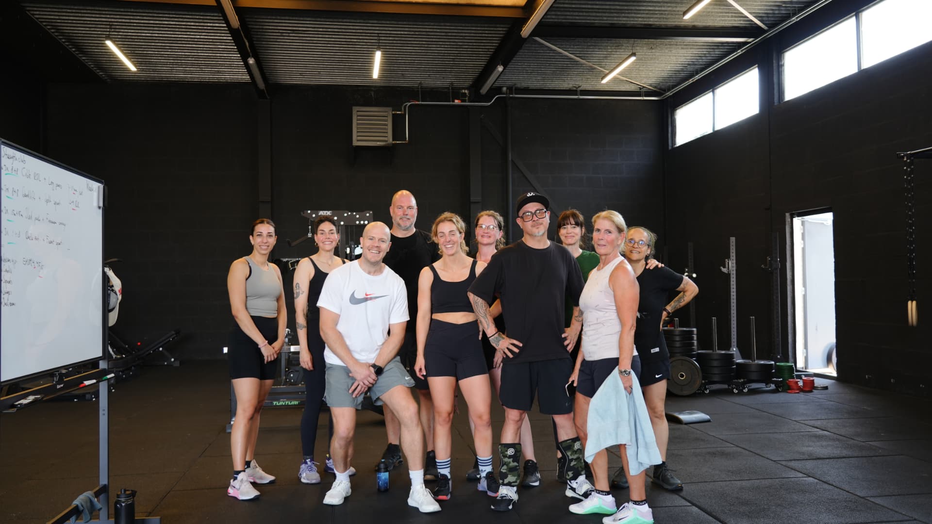 Groepsfoto van leden van Composure Gym na een training
