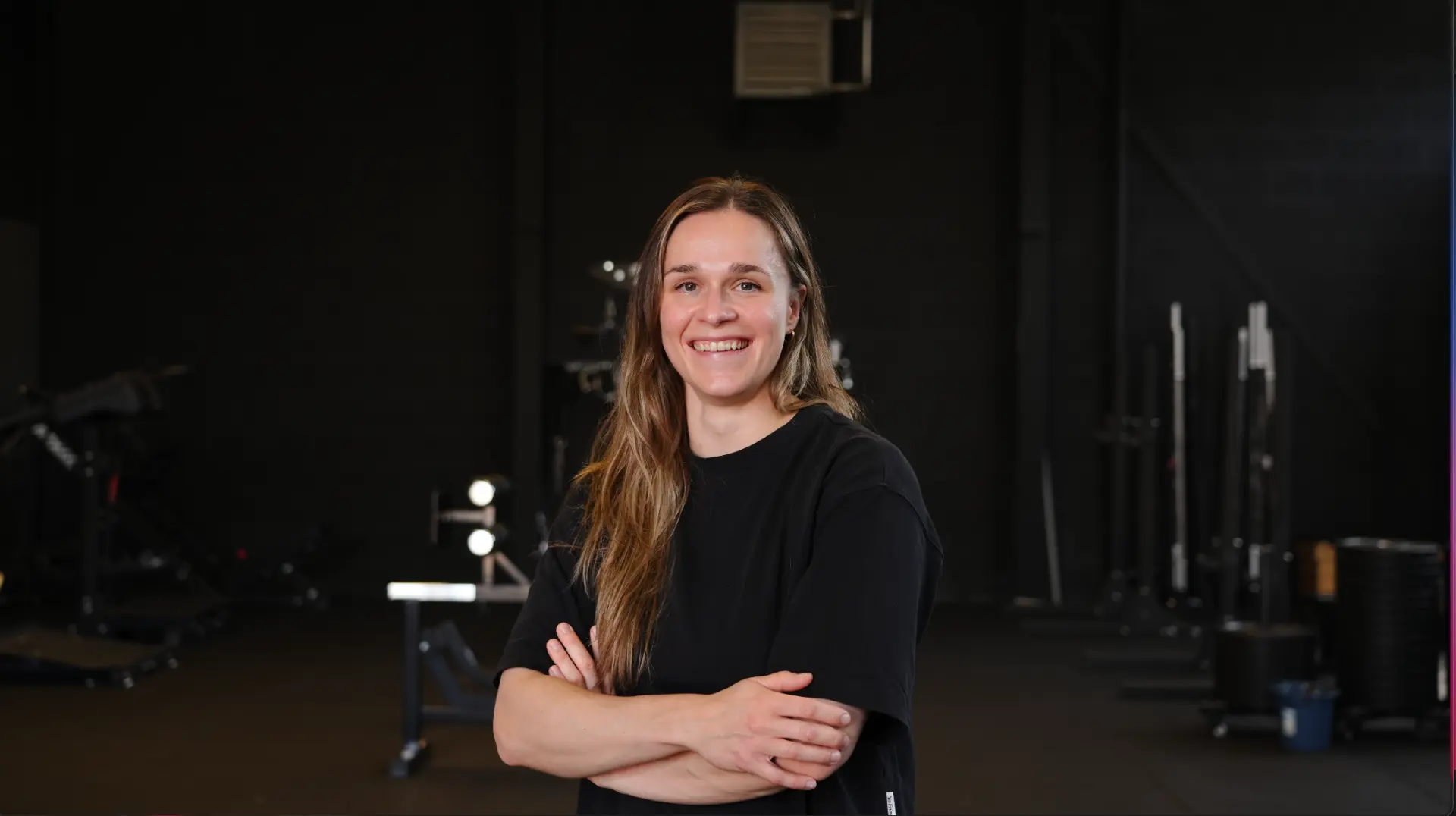 Portret van personal trainer Cédrine in de trainingsruimte van Composure Gym